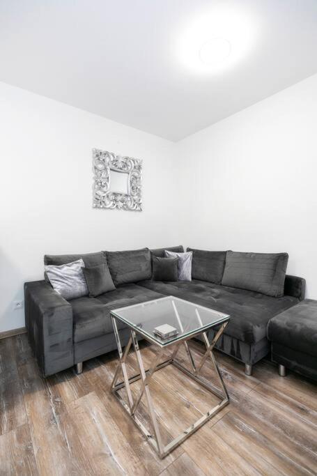 Alure Residences 1 & 24H Self Check-In, Free Parking In Front Of The Apartment Building, New Building, Terrace, Cafe With Breakfast In The Apartment Building, Next To The Aqua Park Banská Bystrica Extérieur photo