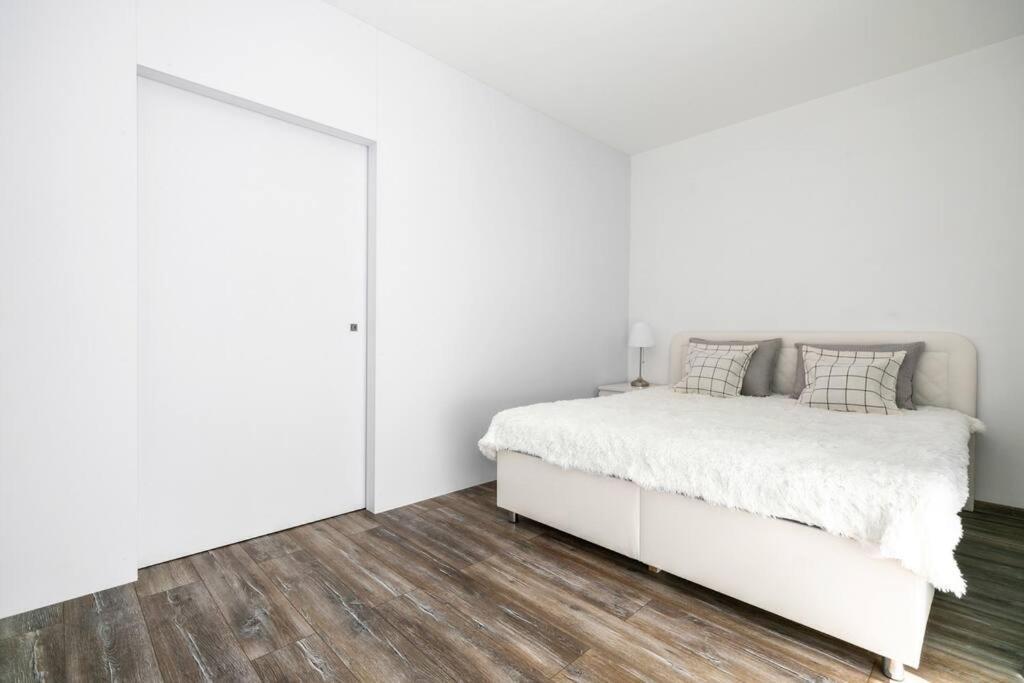 Alure Residences 1 & 24H Self Check-In, Free Parking In Front Of The Apartment Building, New Building, Terrace, Cafe With Breakfast In The Apartment Building, Next To The Aqua Park Banská Bystrica Extérieur photo